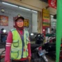 12 Tahun Jadi Juru Parkir, Eti Sukses Bawa Sang Putra hingga Sarjana