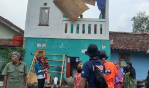 Angin Kencang Terbangkan Atap Warga Kebonjati Sukabumi, BPBD Lakukan Hal Ini