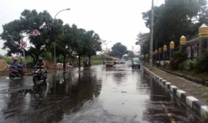 Penampakan genangan air di depan Stadion Si Jalak Harupat, Kabupaten Bandung.