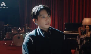 Tangkapan layar Youtube, penampilan Jungkook BTS sat live di Audacy. (Youtube Audacy Music)