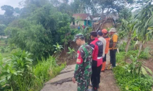 Hujan Deras Akibatkan Longsor di Parakansalak Sukabumi, Begini Kondisinya!