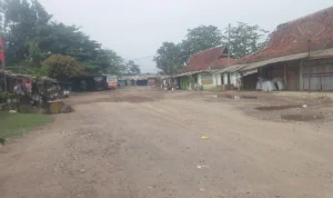 Pasar Wisata di Kawasan Pantai Pangandaran yang kerap dijadikan lokasi parkir bus.