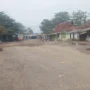 Pasar Wisata di Kawasan Pantai Pangandaran yang kerap dijadikan lokasi parkir bus.