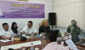 Suasana rapat pleno mengenai UMK Ciamis 2024 di Aula Disnaker Kabupaten Ciamis (23/11).