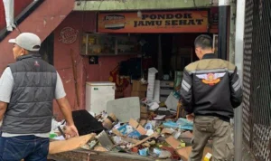 Kondisi kedai yang luluh lantak akibat gas meledak di Pasar Cisarua, Kabupaten Bogor, Senin (27/11) pagi.