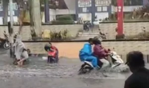Kawasan Lembang, Bandung Barat menjadi langganan banjir saat hujan turun. Titik yang Banjir paling parah di Pasar Panorama Lembang. Minggu (10/12). Foto (warga Lembang)
