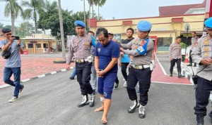 Ujang alias Kampeng DPO pelaku pengeroyokan anggota polisi saat digiring di mapolresta bandung, Minggu (24/12/2023). Foto Agi Jabar Ekspres