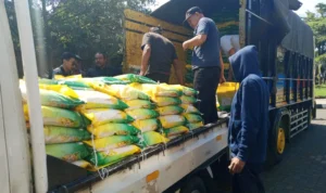 Doc. Disdagkoperin bersama Bank BJB kembali gelar operasi pasar murah dengan total jumlah 30 ton di Techno Park Cimahi, Kamis (21/12). (Mong)