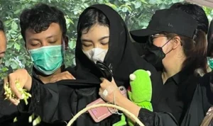 D, Ibu dari 4 anak korban pembunuhan di Jagakarsa yang menghadiri pemakanan anak-anaknya. (ist)