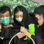 D, Ibu dari 4 anak korban pembunuhan di Jagakarsa yang menghadiri pemakanan anak-anaknya. (ist)