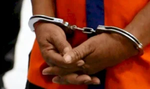 Ilustrasi: Kades Hambalang saat diaamankan polisi akibat pemalsuan surat tanah.