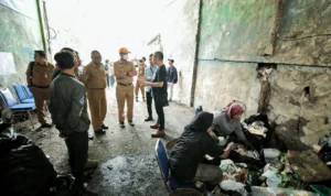 Ketua Satgas Darurat Sampah, Ema Sumarna saat meninjau pengelolaan sampah di Bandung Wetan, 11 Desember 2023.