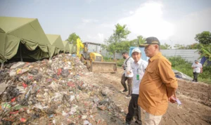 Pj Wali Kota Bandung, Bambang Tirtoyuliono, saat meninjau pengolahan sampah di TPST Gedebage, Rabu (13/12).