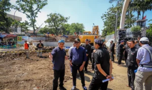 Pemkot Bandung saat meninjau pembangunan Fly Over dan JPO Ciroyom, Kamis 21 Desember 2023.