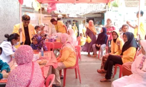 Acara pengobatan gratis yang diselenggarakan SOKSI Kota Bandung di RW 3 Kelurahan Gemuruh Kota Bandung, Minggu (24/12).