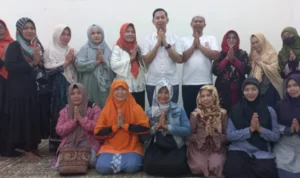 BERBAUR: Anggota DPRD Kota Bandung Andri Rusmana bersama peserta edukasi kesehatan ibu. (ist)