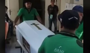 Jenazah salah satu dari 3 personil band yang tewas setelah tenggak miras di Surabaya. (ist)
