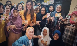 Caleg DPRD Kota Bogor dari Partai Hanura, Vina Yuliani saat melakukan sosialisasi di Kecamatan Bogor Utara, Kota Bogor, Selasa (26/12). (Yudha Prananda / Jabar Ekspres)