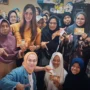 Caleg DPRD Kota Bogor dari Partai Hanura, Vina Yuliani saat melakukan sosialisasi di Kecamatan Bogor Utara, Kota Bogor, Selasa (26/12). (Yudha Prananda / Jabar Ekspres)