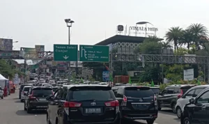 Ribuan kendaraan memasuki kawasan Puncak. Foto : Sandika Fadilah/Jabareskpres.com