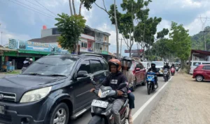 Kendaraan yang melintas di pertigaan simpang Sadu, Soreang, Kabupaten Bandung mengalami kepadatan, Minggu (31/12/2023). Foto Agi Jabar Ekspres