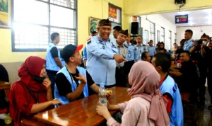 ILUSTRASI : Kakanwil Kemenkumham Jabar R Andika Dwi Prasetya saat meninjau layanan jenguk tahanan di Rutan Kebonwaru beberapa waktu lalu.