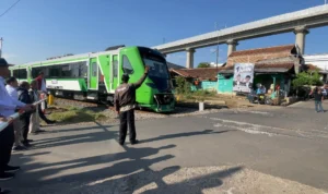 Dishub Bandung Barat akan Persiapkan Underpass Pasca Kecelakaan KA Feeder Langkah antisipasi jangka pendek, Dishub KBB pasang palang pintu manual di perintasan kereta api, Kampung Sumur Bor Cilame, Ngamprah. Kamis (21/12). Foto Jabarekspres