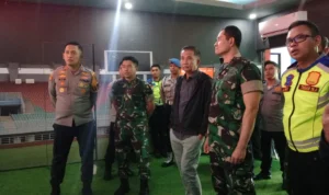 Bey Machmudin saat meninjau titik kemacetan di Puncak. Foto : Sandika Fadilah/Jabarekspres.com