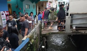 Breaking News! Anak 7 Tahun di Bandung Hanyut, Proses Evakuasi Tengah Dilakukan Dok.TKP kejadian di Baladewa, Kel. Pajajaran, Kec. Cicendo, Kota Bandung. Minggu (31/12). Foto. Sandi Nugraha.
