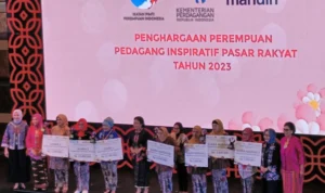 Doc. Hanna Subiyarti (kanan) Pedagang Pasar Atas Cimahi Pelopor Pasar Online Barokah Juara 3 Penghargaan Perempuan Pedagang Inspiratif Pasar Rakyat tahun 2023 dari Kementrian Perdagangan (istimewa)