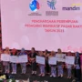 Doc. Hanna Subiyarti (kanan) Pedagang Pasar Atas Cimahi Pelopor Pasar Online Barokah Juara 3 Penghargaan Perempuan Pedagang Inspiratif Pasar Rakyat tahun 2023 dari Kementrian Perdagangan (istimewa)