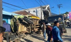 Truk tabrak rumah dan ruko di ruas jalan Sukabumi - Cianjur / Foto Riki Jabar Ekspres.