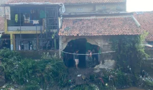 Rumah milik Wahyu (50) di Kampung Lamajang Peuntas, Desa Citereup, Kecamatan Dayeuhkolot, Kabupaten Bandung jebol akibat diterjang luapan air Sungai Cigede. (Istimewa)