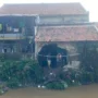 Rumah milik Wahyu (50) di Kampung Lamajang Peuntas, Desa Citereup, Kecamatan Dayeuhkolot, Kabupaten Bandung jebol akibat diterjang luapan air Sungai Cigede. (Istimewa)