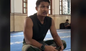 Unggahan TikTok @Zharif.dk yang viral membuat banyak yang mencari tahu hukum sholat menggunakan singlet.