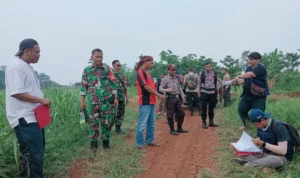 Tim Kantor Jasa Penilai Publik (KJPP) yang didampingi Tim Terpadu Penertiban Lahan UIII menggelar proses penilaian bangunan dan tumbuhan warga yang berdiri di sisah lahan UIII seluas 32,9 hektar.