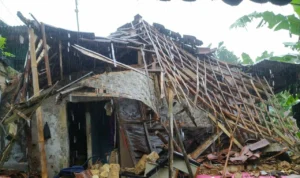 Hujan Badai Ambrukkan Rumah Lansia Sebatang Kara di Sukabumi Rumah milik Mulyadi (62), lansia sebatang kara yang harus merelakan rumahnya ambruk akibat hujan dan angin kencang yang melanda wilayah Kabupaten Sukabumi (4/12).