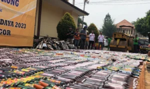 Akhir Tahun, Polres Bogor Musnahkan Miras 30 Ribu Botol Pemusnahan miras di Mako Polres Bogor. Foto : Sandika Fadilah/Jabareskpres.com