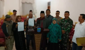Foto bersama E dan suaminya usai menandatangi surat pernyataan di atas materai bersama Pemkot Banjar, Polisi, TNI, dan pemuka atau tokoh agama Islam di Pendopo Kota Banjar Jawa Barat, Sabtu 30 Desember 2023. (Cecep Herdi/Jabar Ekspres)