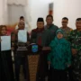 Foto bersama E dan suaminya usai menandatangi surat pernyataan di atas materai bersama Pemkot Banjar, Polisi, TNI, dan pemuka atau tokoh agama Islam di Pendopo Kota Banjar Jawa Barat, Sabtu 30 Desember 2023. (Cecep Herdi/Jabar Ekspres)