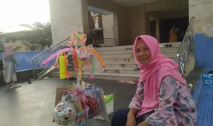 Yuli (50) pedagang mainan di Alun-alun Kota Sukabumi. Riki/Jabar Ekspres.