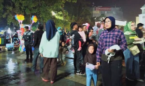 Sambut Tahun Baru 2024, Alun Alun Cimahi Dipadati Pengunjung Doc. Antusiasme Masyarakat dalam Menyambut Pergantian Tahun Baru 2024 di Alun-Alun Kota Cimahi (mong)