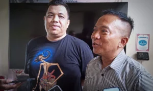 Komisioner Bawaslu Kota Bogor, Suriantona Siburian (Kiri) bersama Lurah Bubulak, Arief Rusdiman di Kantor Bawaslu Kota Bogor, Jumat (29/12). (Yudha Prananda / Jabar Ekspres)