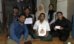 Jadi Honorer Tertua di Kabupaten Sukabumi, Ini Kisah Bah Yayat Menekuni Profesi Guru Lebih dari 40 Tahun Bah Yayat (tengah) bersama komunitas Pribumi di kediaman rumah bah yayat. Istimewa.