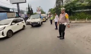 Petugas kepolisian saat mengurai kemacetan di kawasan wisata Lembang, Bandung Barat. Minggu (24/12). Foto Jabarekspres