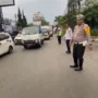 Petugas kepolisian saat mengurai kemacetan di kawasan wisata Lembang, Bandung Barat. Minggu (24/12). Foto Jabarekspres