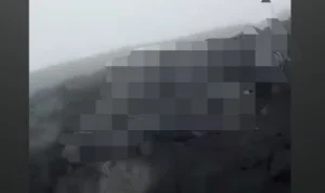 Tangkapan layar video korban Marapi yang meninggal dengan berpelukan sebanyak 5 orang. (Youtube)