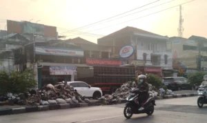 Dua tumpukan sampah menghiasi Jalan Raya Bandung-Garut. (Yanuar/Jabar Ekspres)