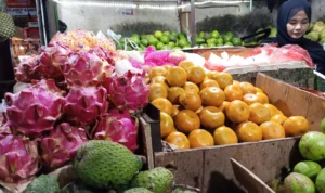 Doc. Kenaikan Harga Buah Menjelang Natal dan Tahun Baru di Pasar Atas Cimahi (mong)