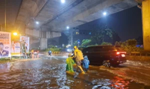 Daftar Tetap Banjir, Kenapa Saluran di Jalan Sholis Tak Bisa Diperbaiki dalam Waktu Dekat? Banjir di Jalan Sholis, Kota Bogor (28/12).
